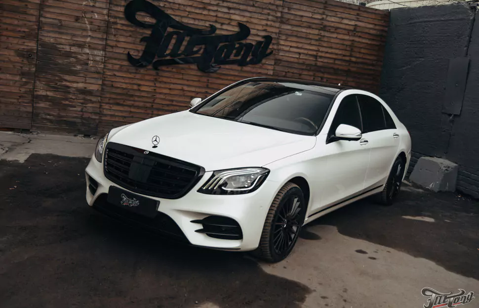 Выполнили полный антихром для Mercedes W222, произвели комплекс детейлинг-услуг и фирменный Шиномонтаж на вибростенде на стендах Hunter